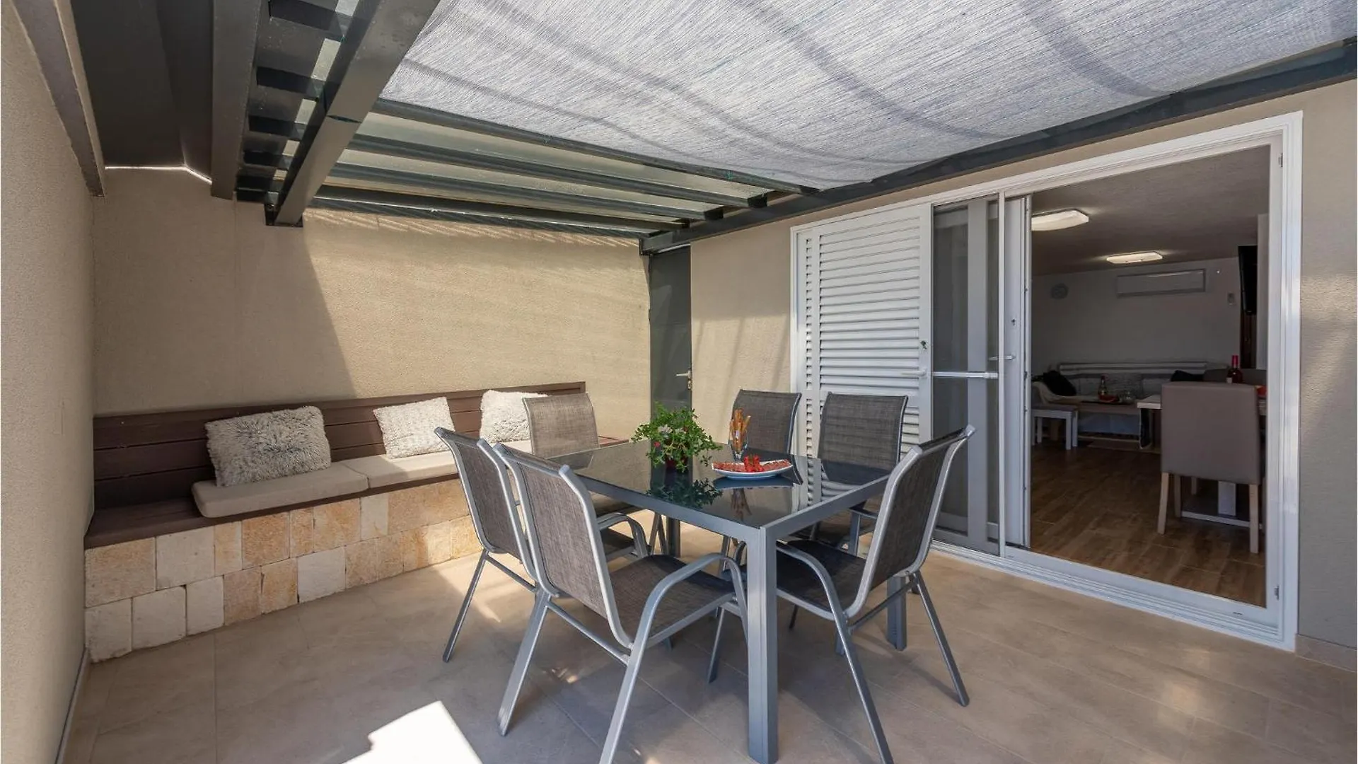 Beach Front Apartment In Petrcane With Kitchen 0*,