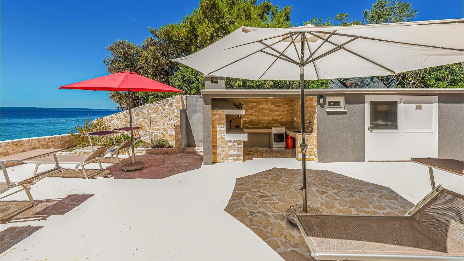 Beach Front Apartment In Petrcane With Kitchen